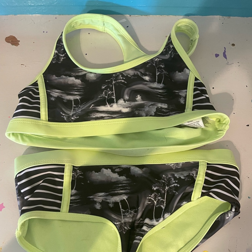 Girls bathing uit